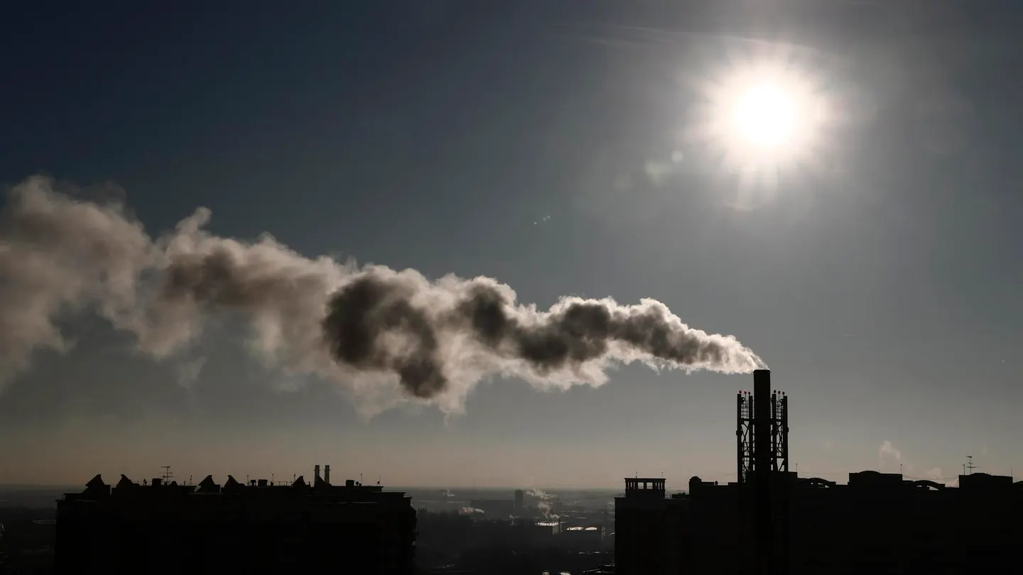 Una columna de humo emerge de una chimenea de la caldera de gas de una vivienda en Moscú (Rusia), en una imagen de archivo. Una columna de humo emerge de una chimenea de la caldera de gas de una vivienda en Moscú (Rusia), en una imagen de archivo.
