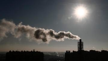 Una columna de humo emerge de una chimenea de la caldera de gas de una vivienda en Moscú (Rusia), en una imagen de archivo.