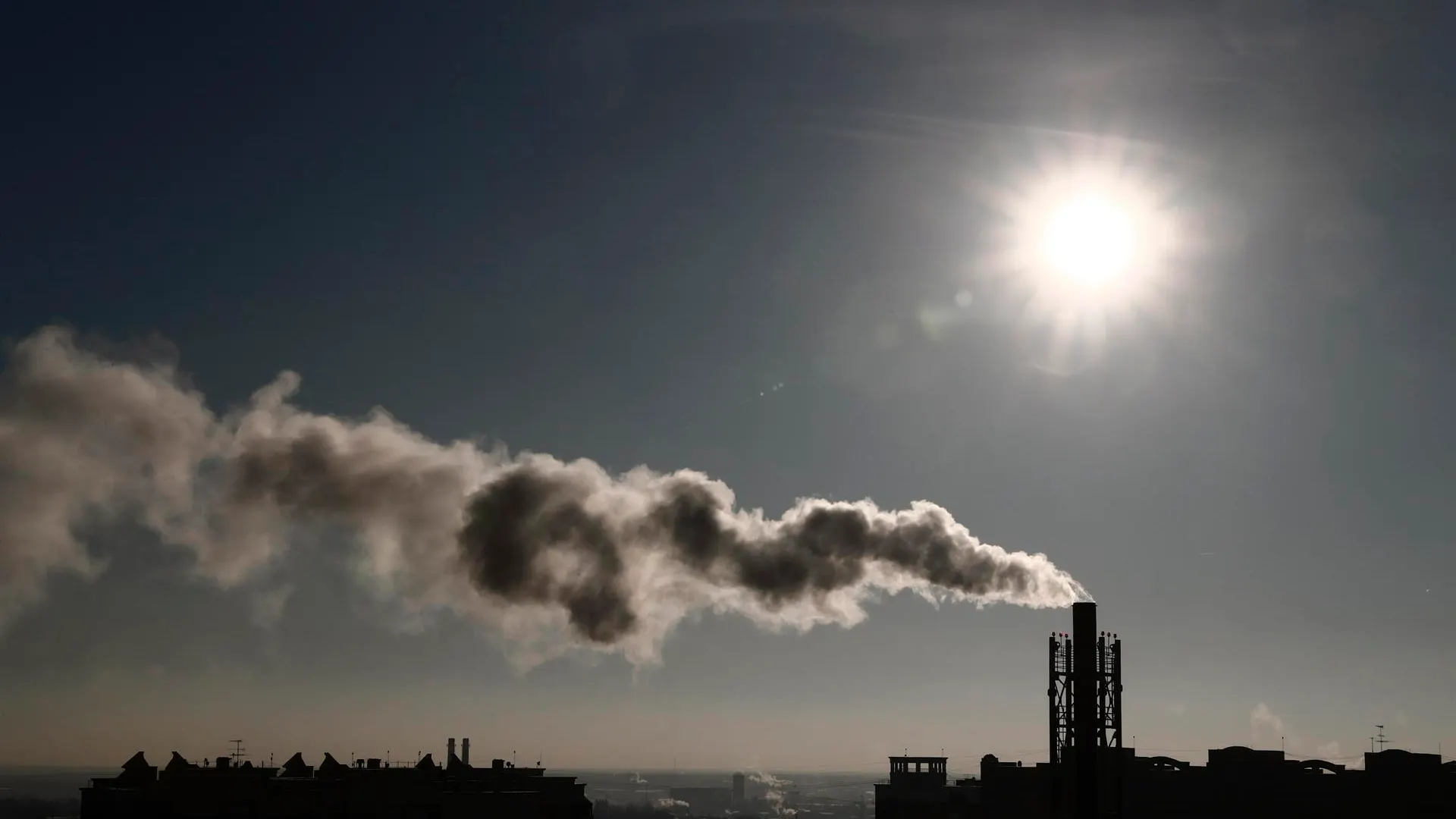 Una columna de humo emerge de una chimenea de la caldera de gas de una vivienda en Moscú (Rusia), en una imagen de archivo.