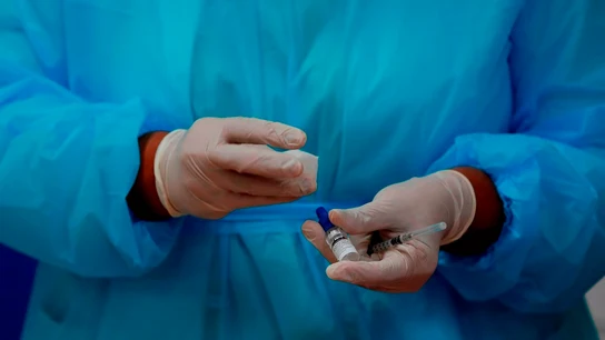 Una enfermera prepara una dosis de la vacuna contra el coronavirus en una fotografía de archivo Una enfermera prepara una dosis de la vacuna contra el coronavirus en una fotografía de archivo