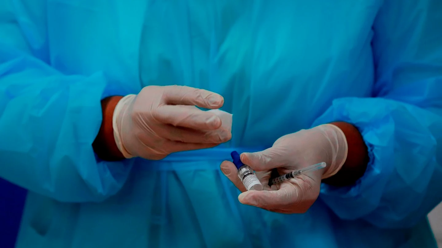 Una enfermera prepara una dosis de la vacuna contra el coronavirus en una fotografía de archivo Una enfermera prepara una dosis de la vacuna contra el coronavirus en una fotografía de archivo