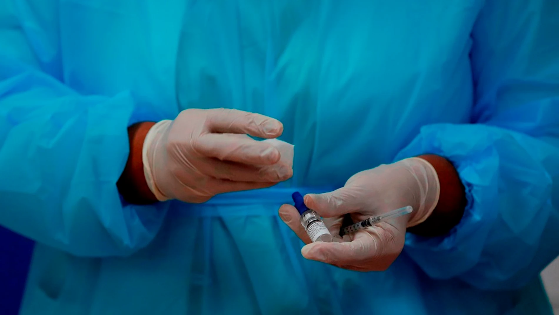 Una enfermera prepara una dosis de la vacuna contra el coronavirus en una fotografía de archivo