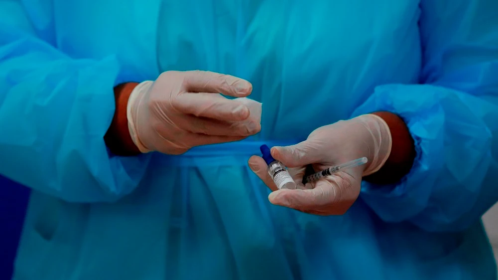 Una enfermera prepara una dosis de la vacuna contra el coronavirus en una fotografía de archivo