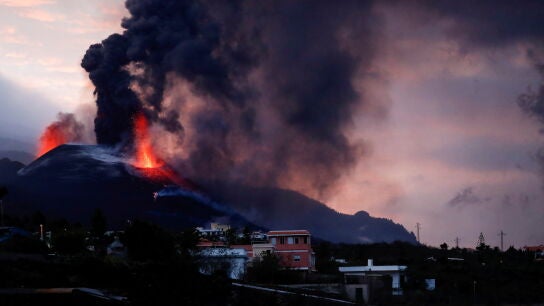 El volc&aacute;n de La Palma visto desde la distancia