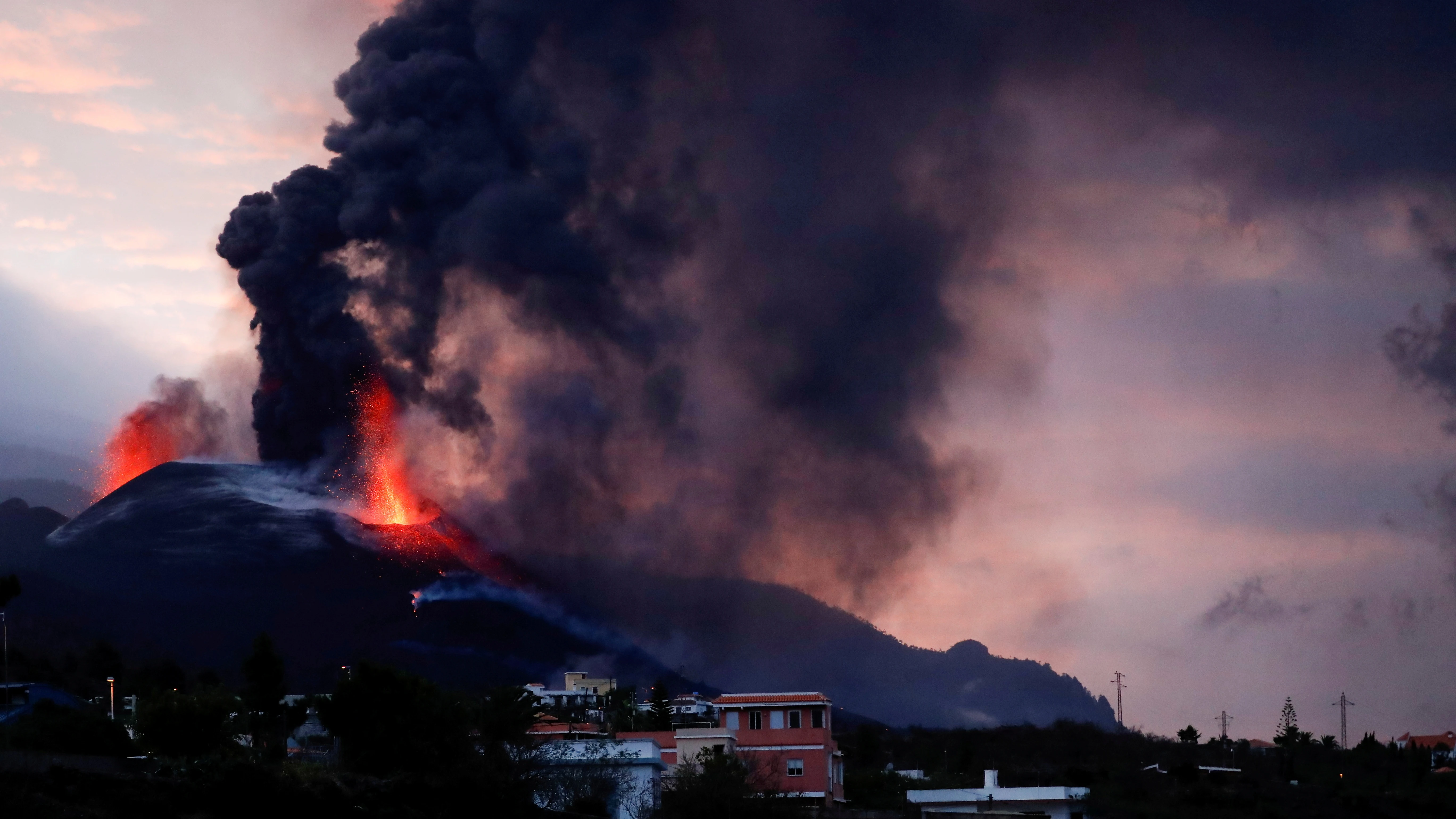 El volcán de La Palma visto desde la distancia