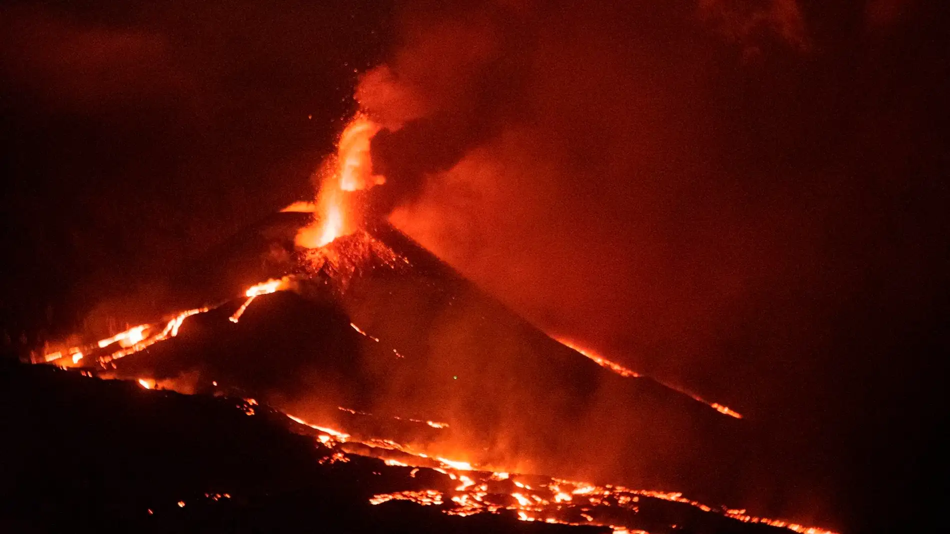 El volcan no remite en intensidad cinco semanas despues