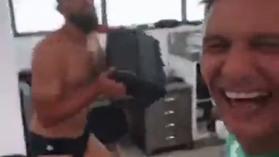 El baile viral de Joaquín y Borja Iglesias... ¡con un altavoz! El baile viral de Joaquín y Borja Iglesias... ¡con un altavoz!
