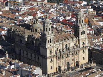 Descubre la leyenda de la cueva del tesoro de la Puerta de Baeza