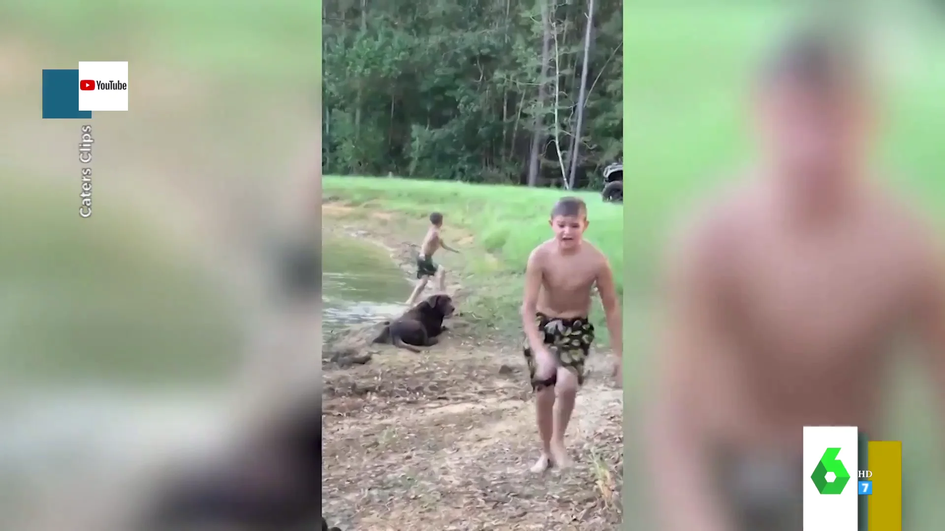 La cara de terror de un niño en plena carrera a toda velocidad mientras huía de su padre disfrazado