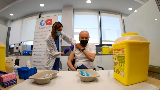 Un hombre se vacuna contra el coronavirus en Madrid. Un hombre se vacuna contra el coronavirus en Madrid.