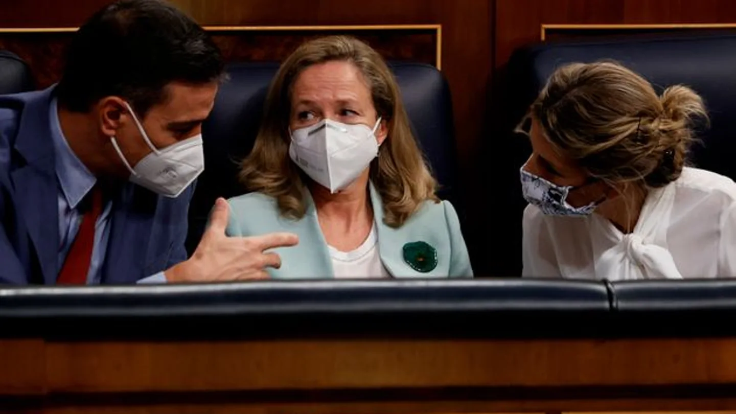 Pedro Sánchez, Nadia Calviño y Yolanda Díaz, el pasado 20 de octubre, en el pleno del Congreso Pedro Sánchez, Nadia Calviño y Yolanda Díaz, el pasado 20 de octubre, en el pleno del Congreso