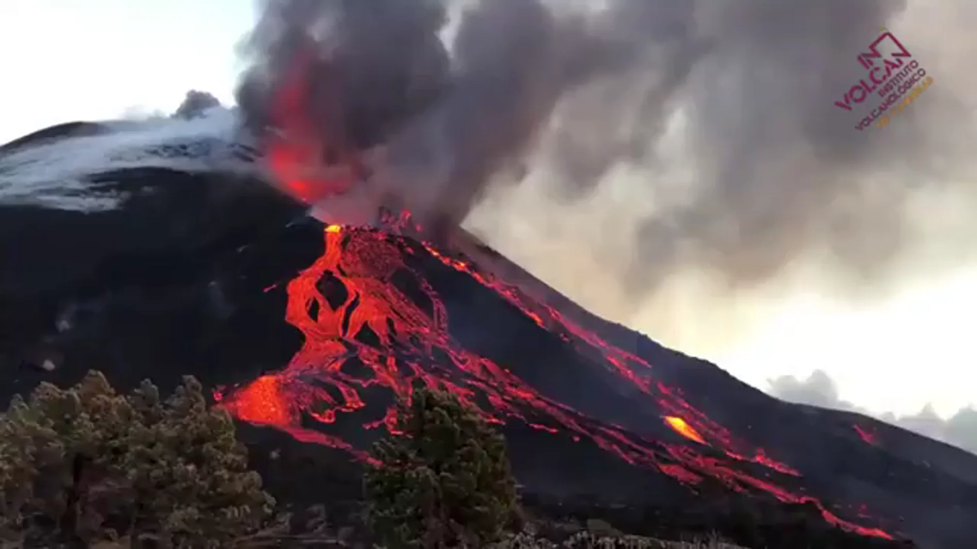 Vídeo | El momento en el que el cono del volcán de La Palma se rompe y la lava se desborda