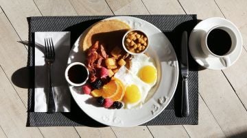 Comer más en el desayuno que en la cena ayuda a controlar el apetito, aunque no necesariamente a adelgazar 