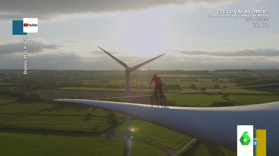 Pedalea encima de un molino eólico para concienciar sobre el cambio climático: la impactante hazaña de Danny MacAskll Pedalea encima de un molino eólico para concienciar sobre el cambio climático: la impactante hazaña de Danny MacAskll