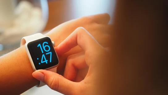 ¿Debemos adelantar o retrasar los relojes por el cambio de hora? Una hora menos