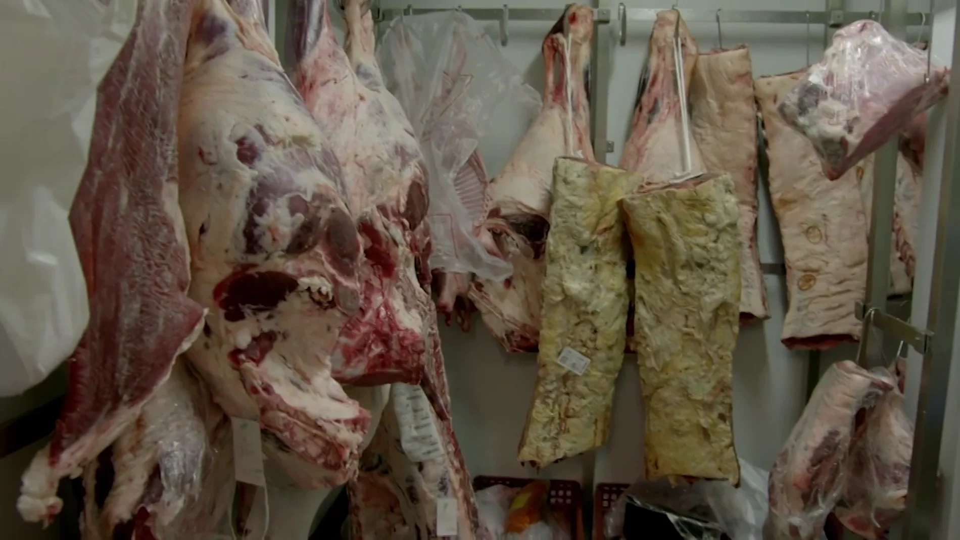 Chicote alucina al ver cómo maduran la carne en una carnicería: "Utilizamos la misma cámara para todo"