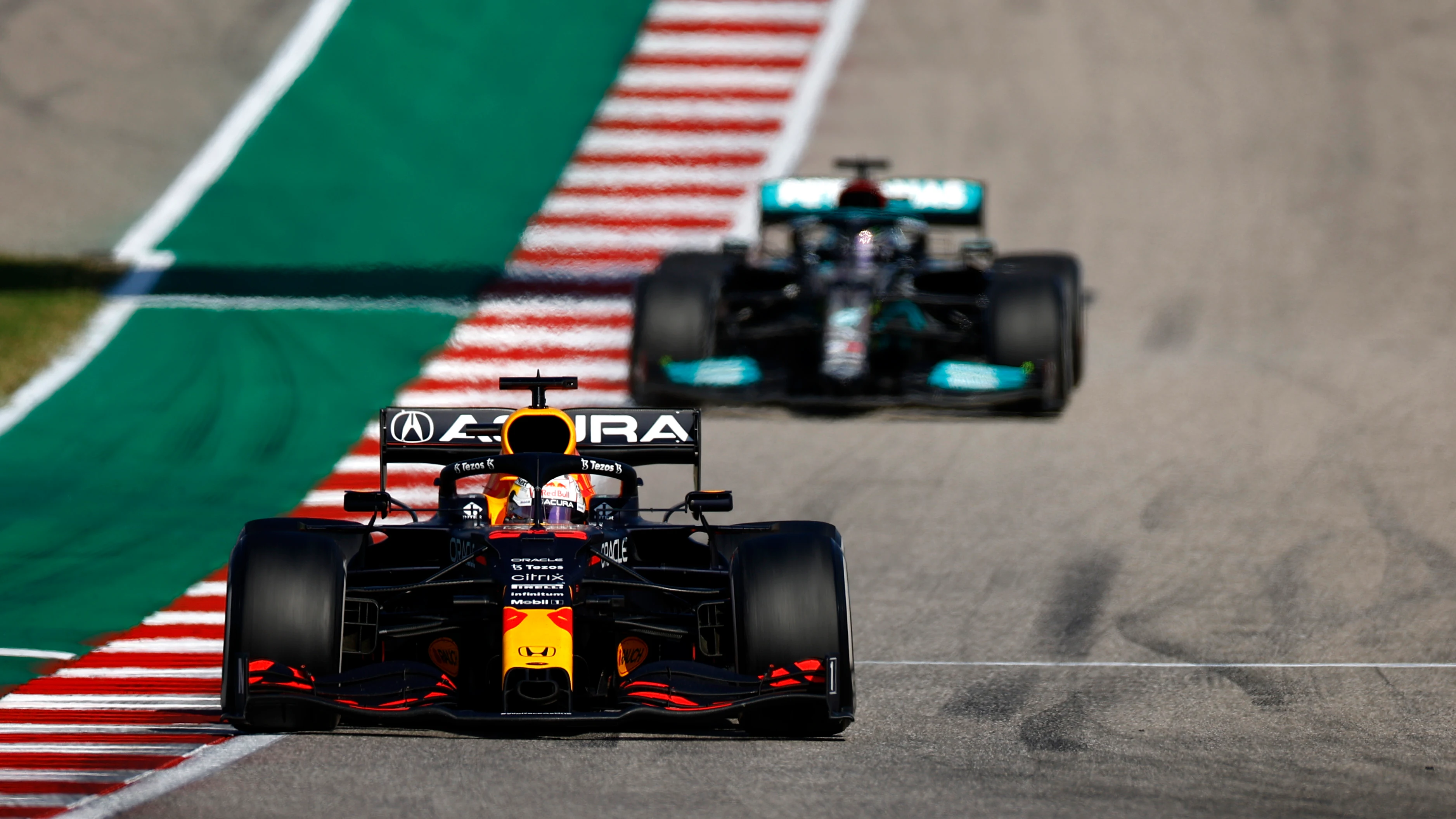 Max Verstappen y Lewis Hamilton 