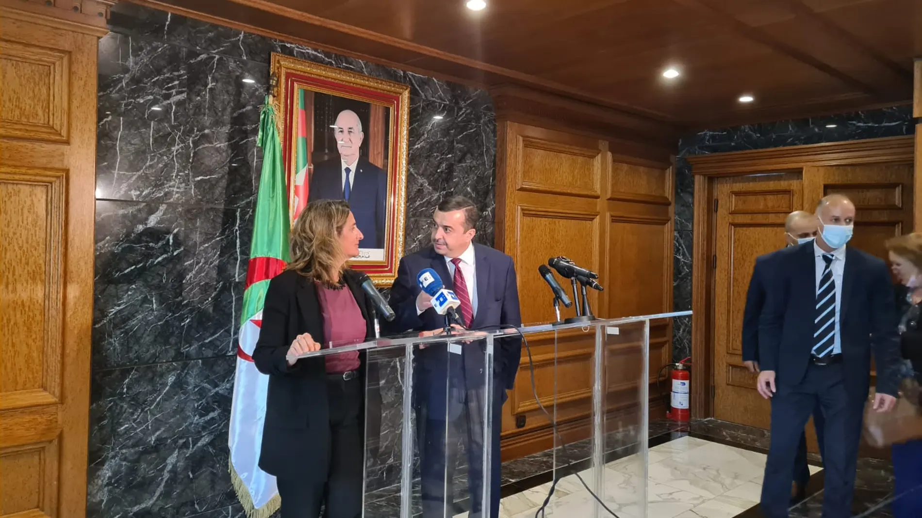 Teresa Ribera, junto al ministro argelino de Energía y Minas