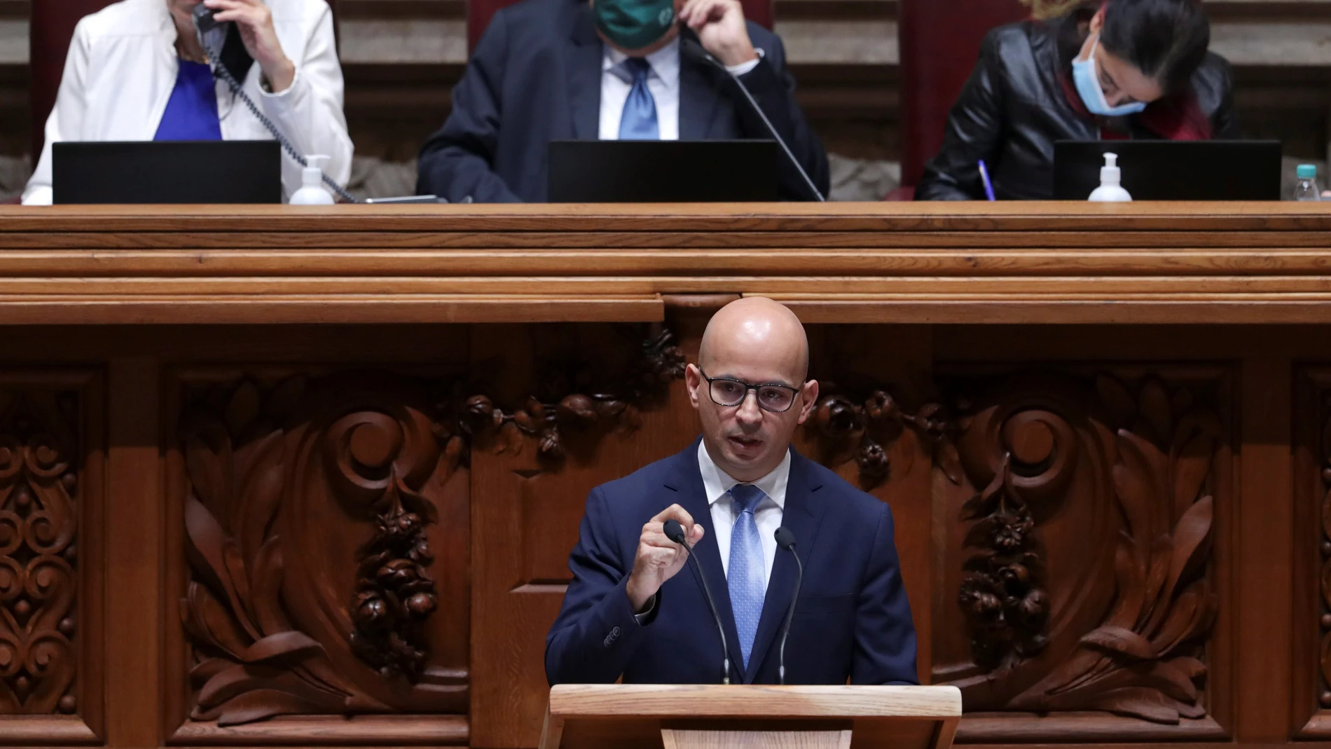 El ministro portugués de Finanzas, Joao Leao, interviene en el debate de presupuestos que se celebra en el Parlamento luso
