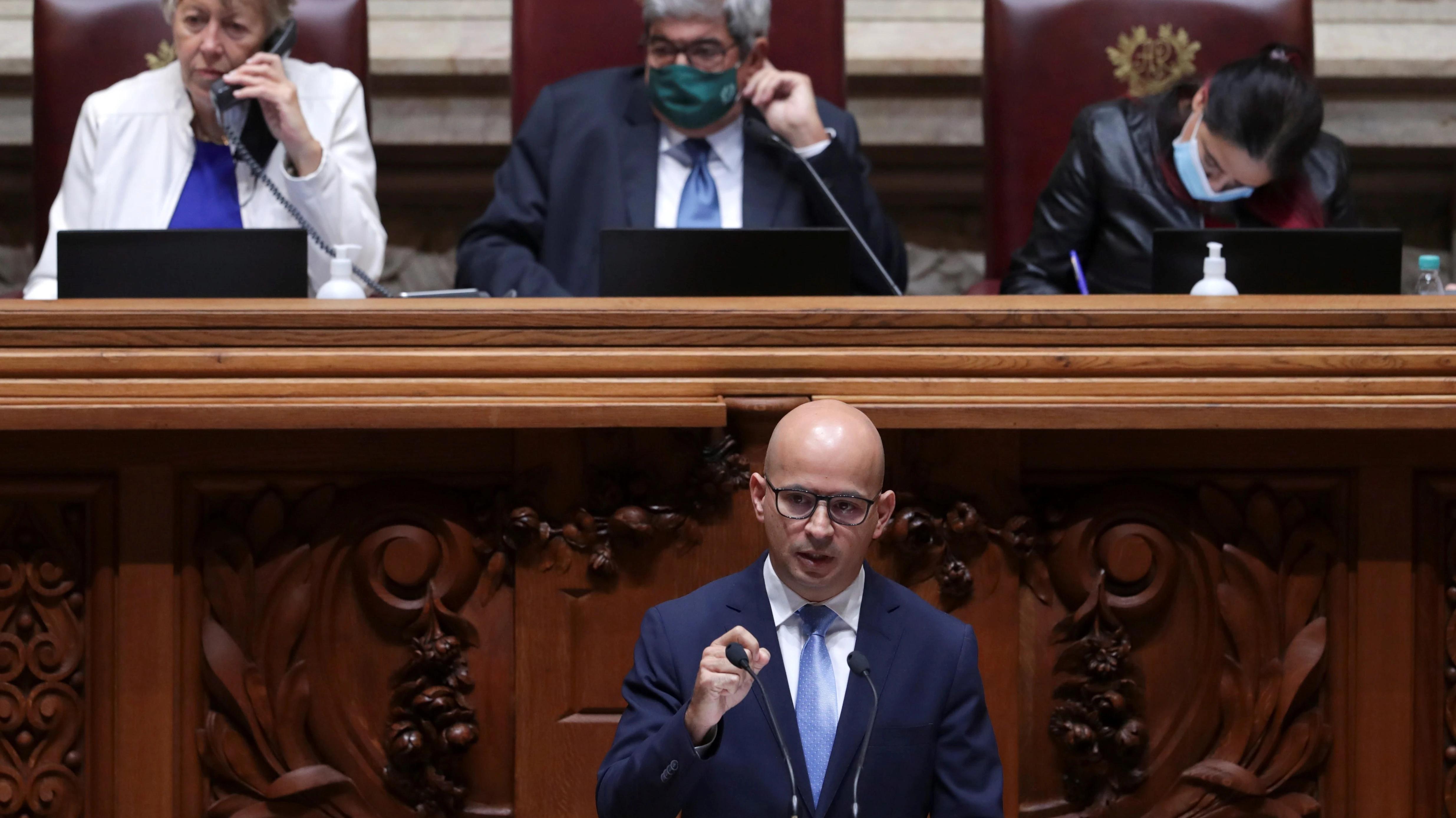 El ministro portugués de Finanzas, Joao Leao, interviene en el debate de presupuestos que se celebra en el Parlamento luso