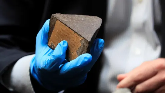 Detalle del fragmento de meteorito de Reliegos entregado, por parte de la Guardia Civil, al MNCN-CSIC. Detalle del fragmento de meteorito de Reliegos entregado, por parte de la Guardia Civil, al MNCN-CSIC.