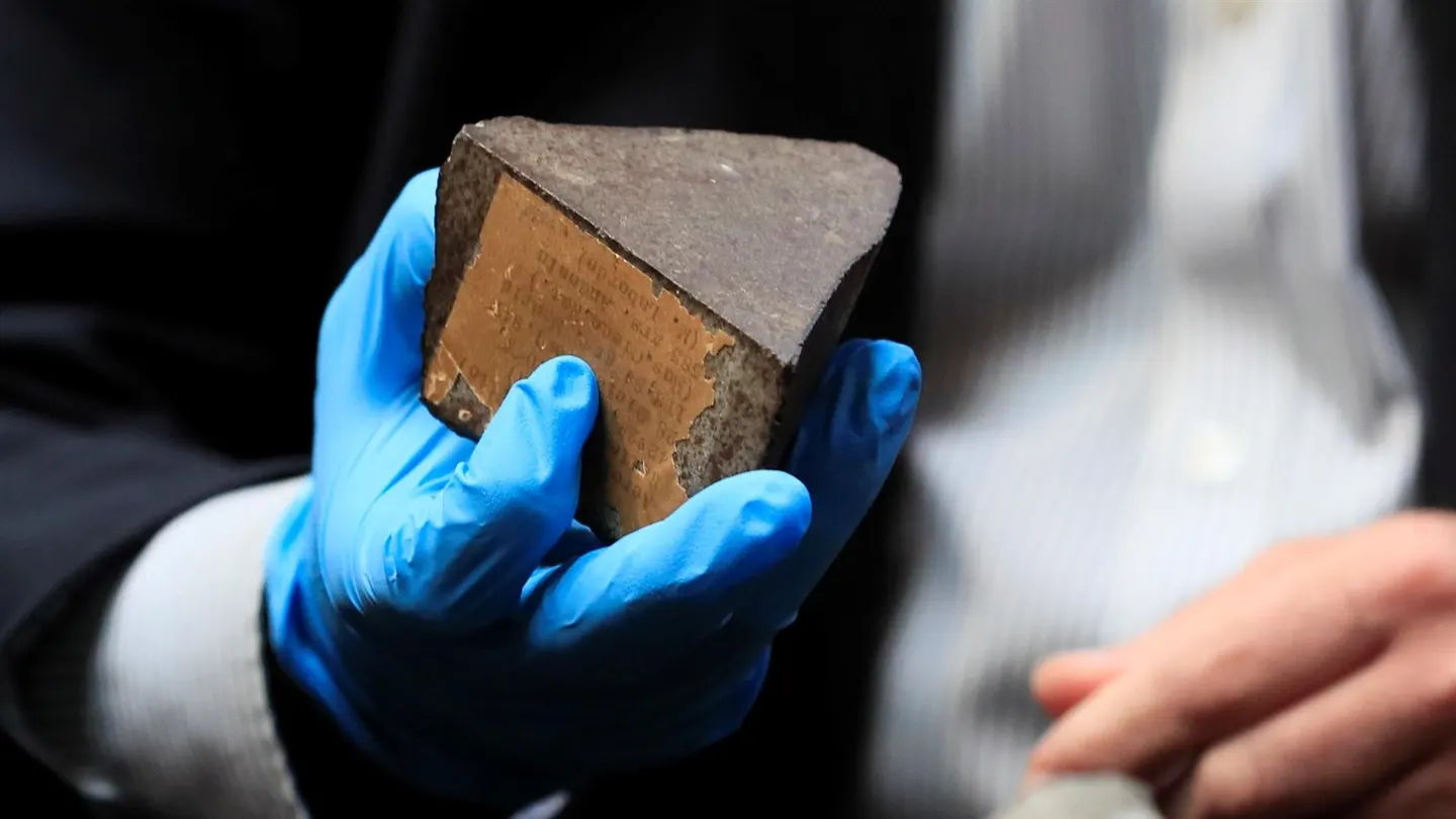 Detalle del fragmento de meteorito de Reliegos entregado, por parte de la Guardia Civil, al MNCN-CSIC. Detalle del fragmento de meteorito de Reliegos entregado, por parte de la Guardia Civil, al MNCN-CSIC.