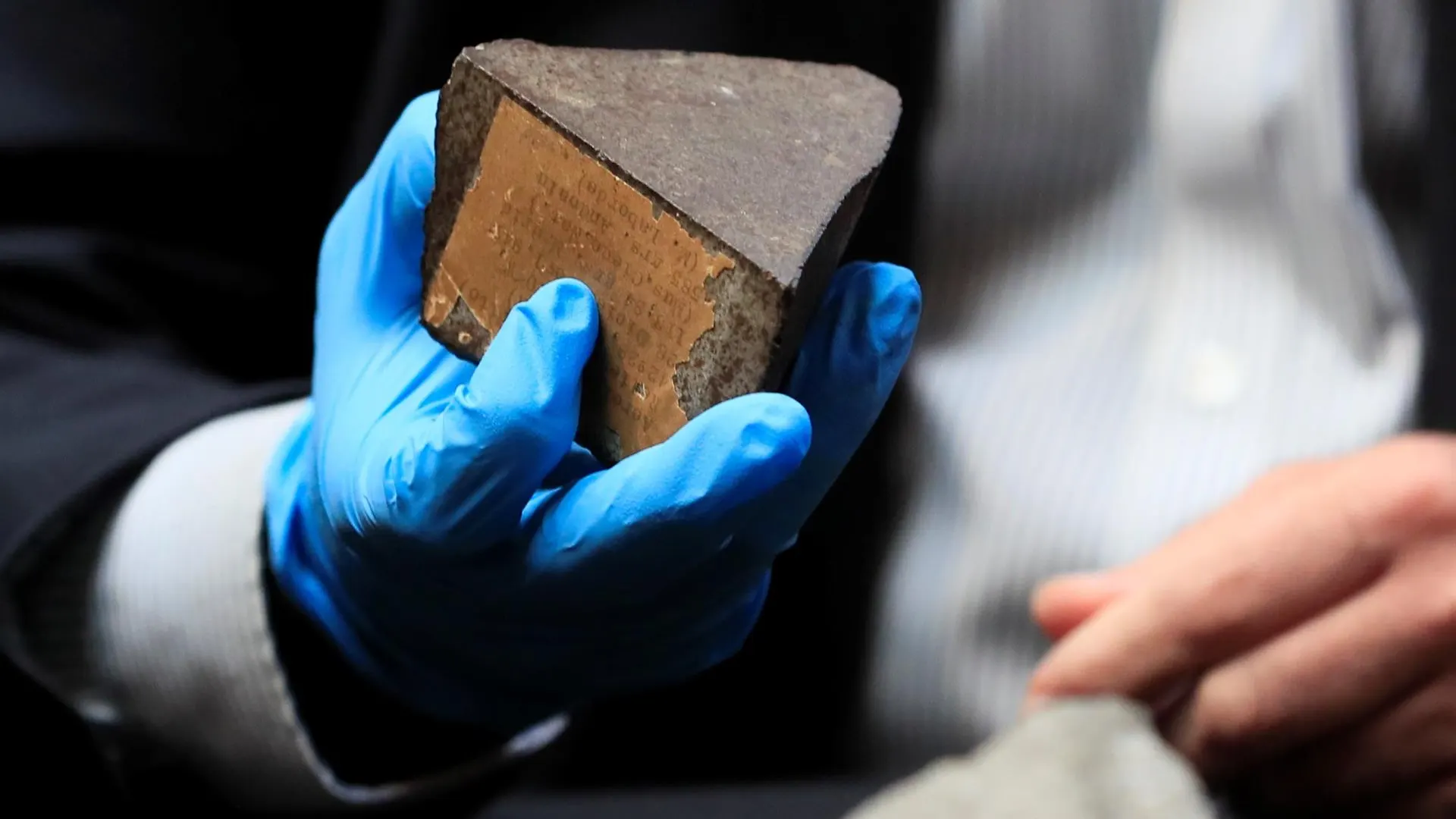 Detalle del fragmento de meteorito de Reliegos entregado, por parte de la Guardia Civil, al MNCN-CSIC.