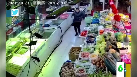 El momento en el que un pez salta de la pecera de la pescadería y una clienta lo devuelve de una patada El momento en el que un pez salta de la pecera de la pescadería y una clienta lo devuelve de una patada