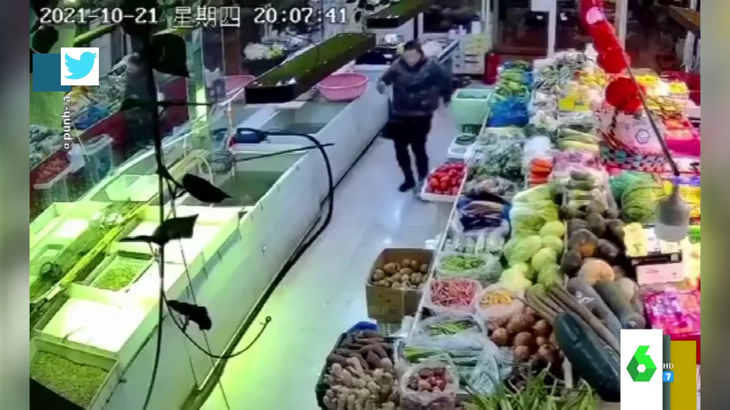 El momento en el que un pez salta de la pecera de la pescadería y una clienta lo devuelve de una patada El momento en el que un pez salta de la pecera de la pescadería y una clienta lo devuelve de una patada