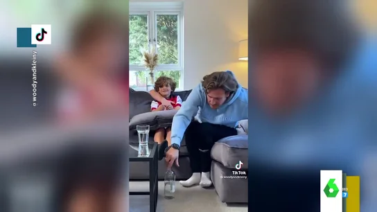 Se va y deja su brazo 'colgando': la divertida broma que aterroriza a un niño Se va y deja su brazo 'colgando': la divertida broma que aterroriza a un niño