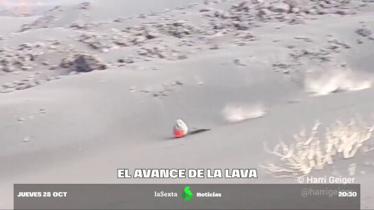 El momento en que una 'bomba de lava' expulsada por el volc&aacute;n de La Palma rueda monta&ntilde;a abajo