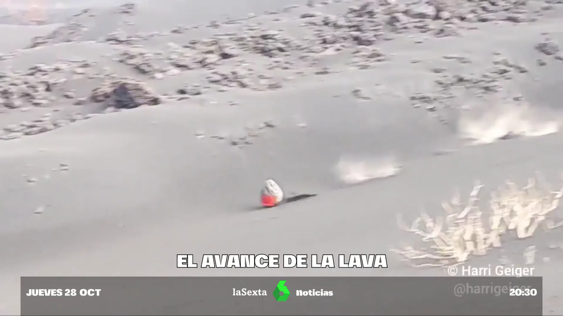 El momento en que una 'bomba de lava' expulsada por el volcán de La Palma rueda montaña abajo