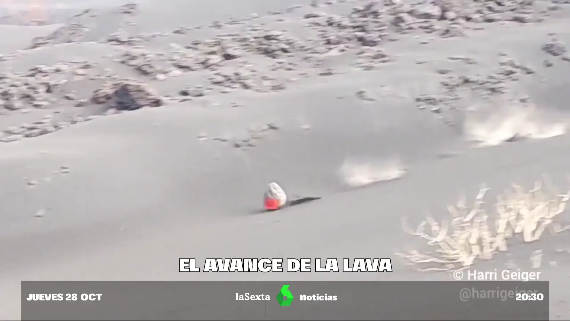 El momento en que una 'bomba de lava' expulsada por el volcán de La Palma rueda montaña abajo