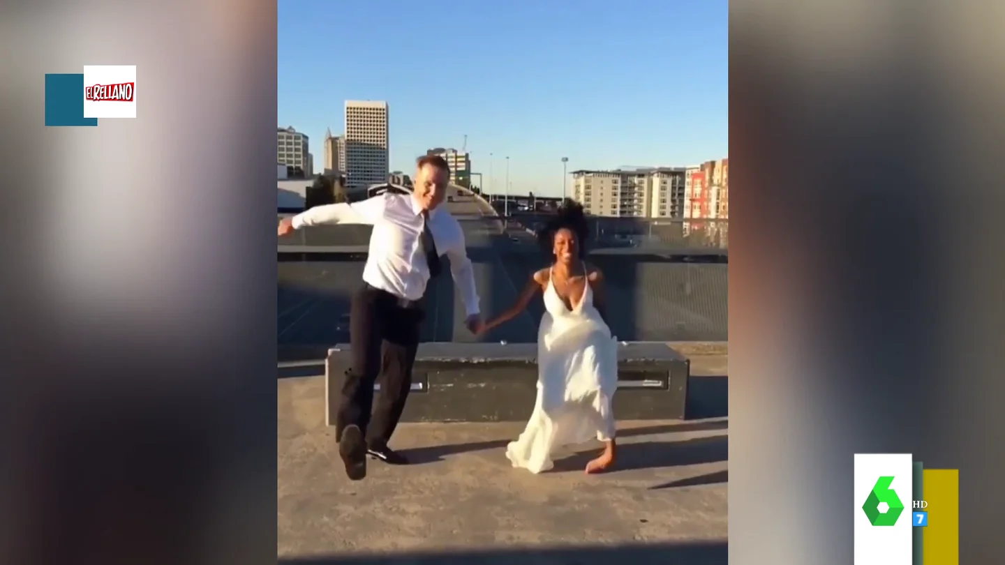 El vídeo a cámara lenta de la dolorosa caída de una novia al hacerse una foto saltando para su álbum de bodas El vídeo a cámara lenta de la dolorosa caída de una novia al hacerse una foto saltando para su álbum de bodas