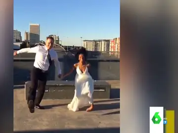 El vídeo a cámara lenta de la dolorosa caída de una novia al hacerse una foto saltando para su álbum de bodas