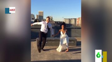 El vídeo a cámara lenta de la dolorosa caída de una novia al hacerse una foto saltando para su álbum de bodas