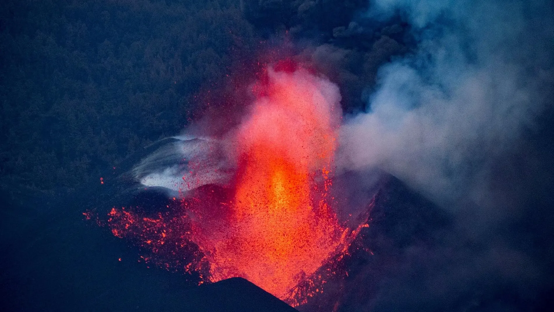 l volcán de La Palma ha entrado en una nueva fase en la que las coladas crecen en altura.