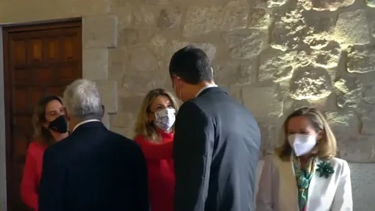 Saludo entre Pedro Sánchez y Yolanda Díaz Saludo entre Pedro Sánchez y Yolanda Díaz