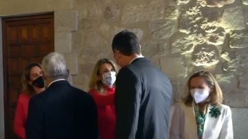 Saludo entre Pedro Sánchez y Yolanda Díaz