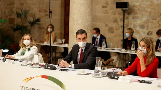 El presidente del Gobierno, Pedro Sánchez, junto a la vicepresidenta segunda y ministra de Trabajo, Yolanda Díaz, y la vicepresidenta, Nadia Calviño. El presidente del Gobierno, Pedro Sánchez, junto a la vicepresidenta segunda y ministra de Trabajo, Yolanda Díaz, y la vicepresidenta, Nadia Calviño.