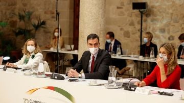 El presidente del Gobierno, Pedro Sánchez, junto a la vicepresidenta segunda y ministra de Trabajo, Yolanda Díaz, y la vicepresidenta, Nadia Calviño.