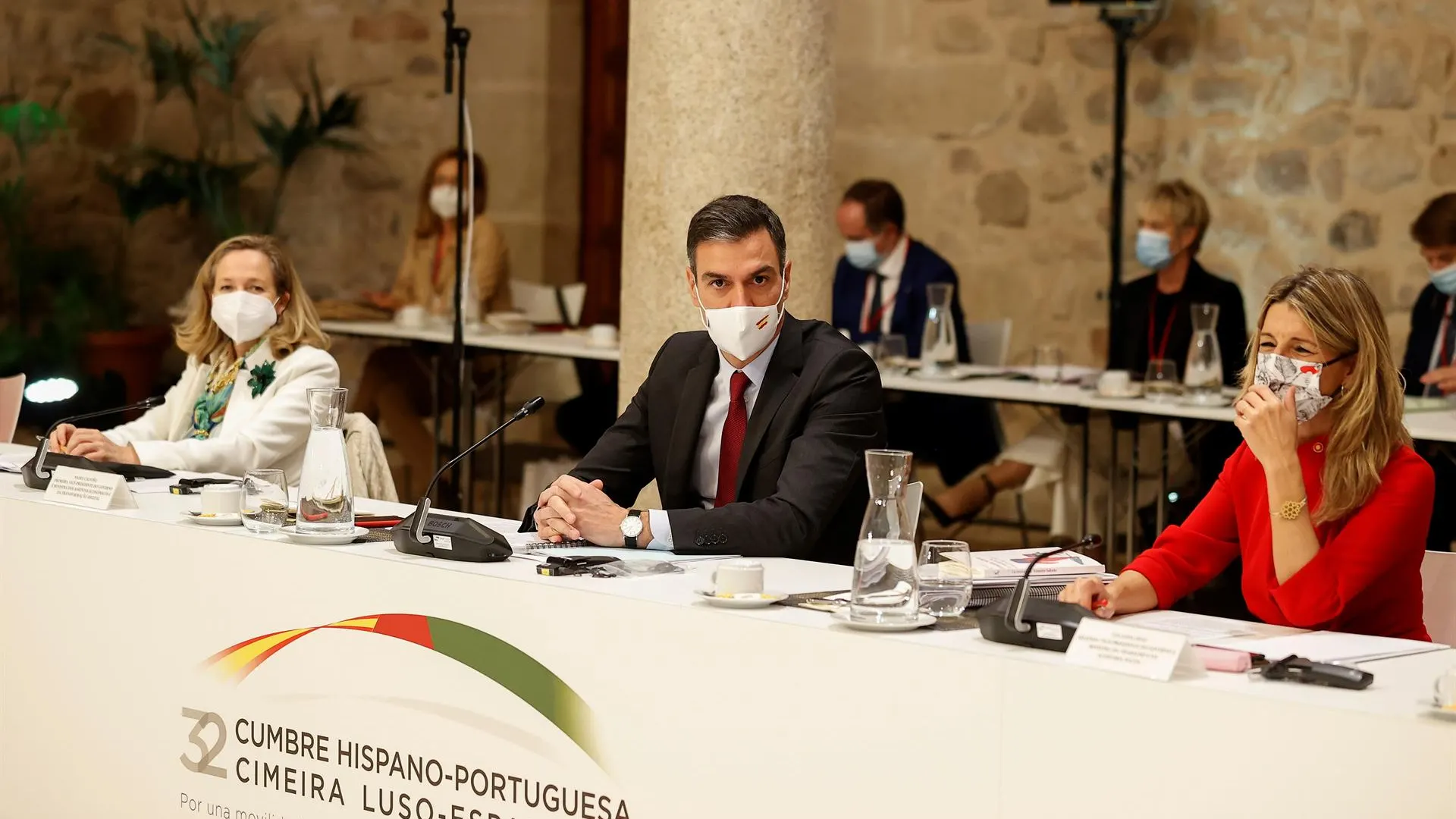 El presidente del Gobierno, Pedro Sánchez, junto a la vicepresidenta segunda y ministra de Trabajo, Yolanda Díaz, y la vicepresidenta, Nadia Calviño.