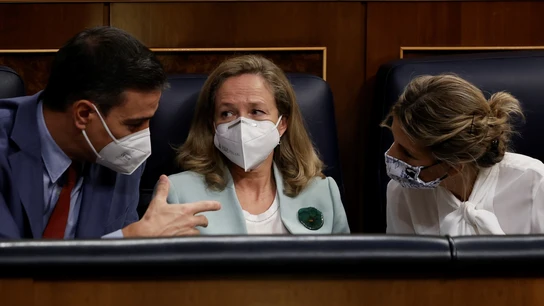 Pedro Sánchez junto a Nadia Calviño y Yolanda Díaz en el Congreso de los Diputados Pedro Sánchez junto a Nadia Calviño y Yolanda Díaz en el Congreso de los Diputados