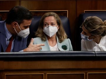 Pedro Sánchez junto a Nadia Calviño y Yolanda Díaz en el Congreso de los Diputados