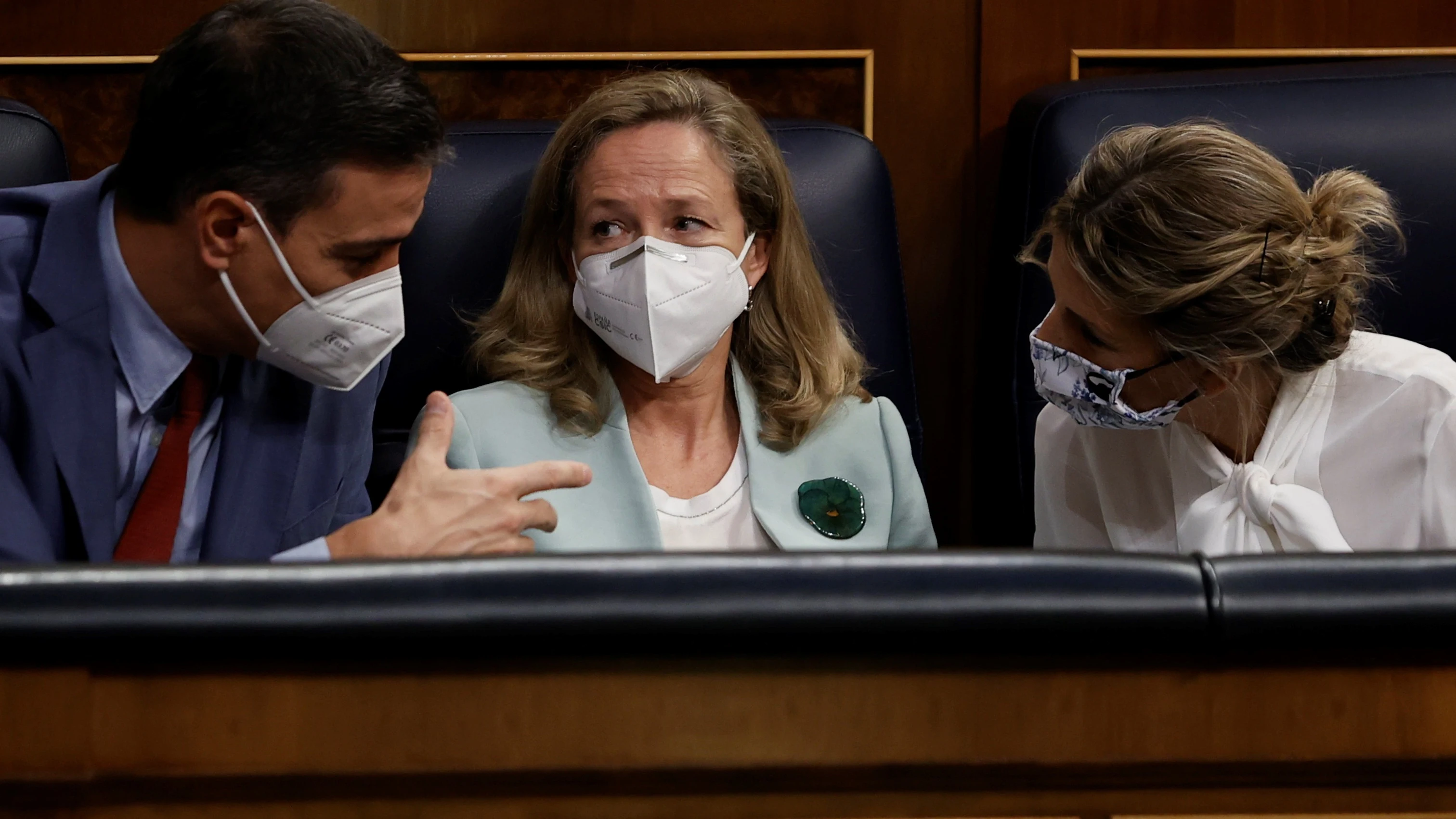 Pedro Sánchez junto a Nadia Calviño y Yolanda Díaz en el Congreso de los Diputados