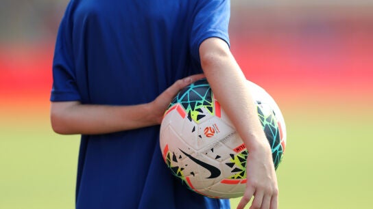 Imagen de archivo de un ni&ntilde;o con un bal&oacute;n