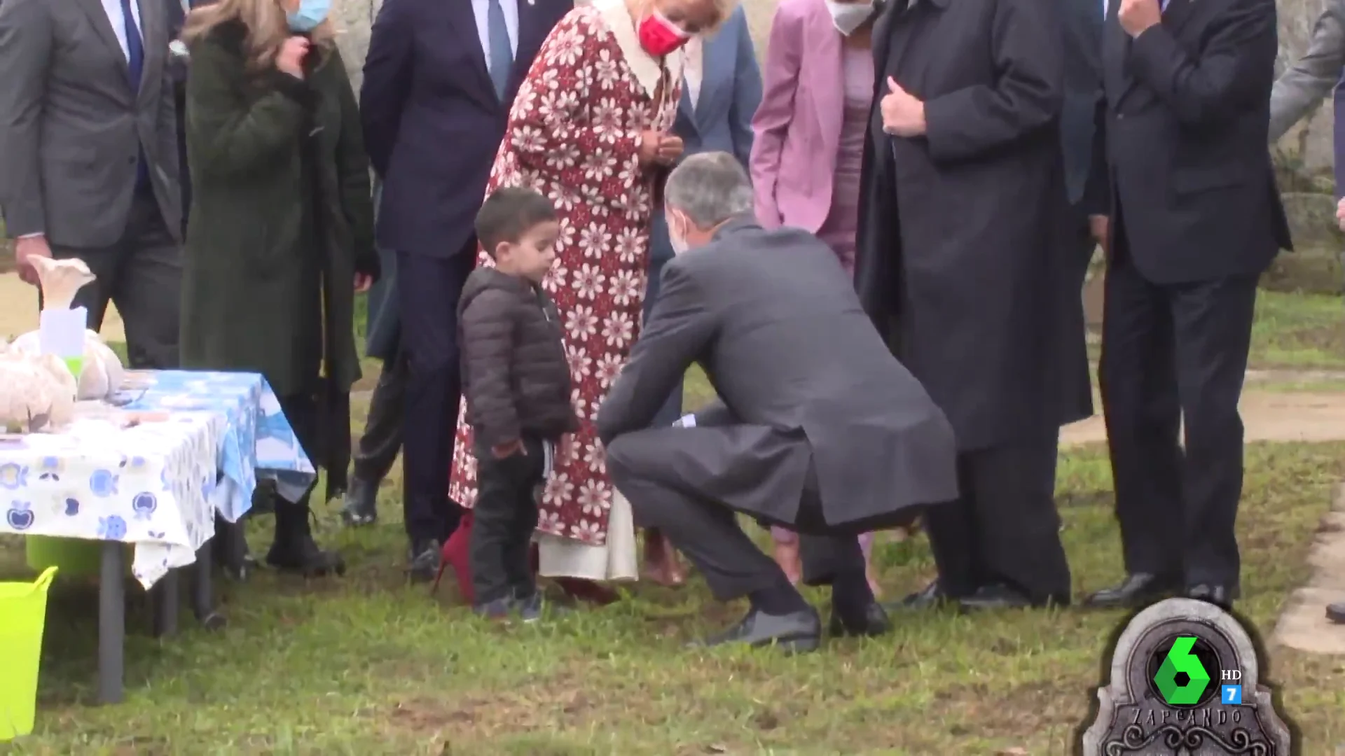 Un niño ignorando a los reyes