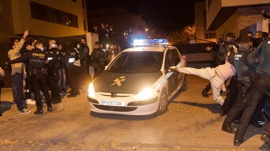 Vecinos se concentran a las puertas del domicilio del presunto asesino Vecinos se concentran a las puertas del domicilio del presunto asesino