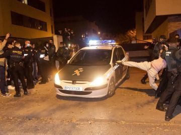 Vecinos se concentran a las puertas del domicilio del presunto asesino