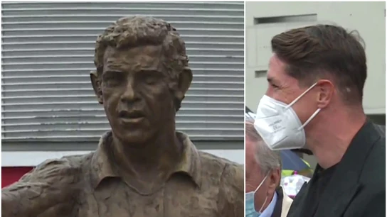 Torres observa la estatua de Luis Aragonés Torres observa la estatua de Luis Aragonés